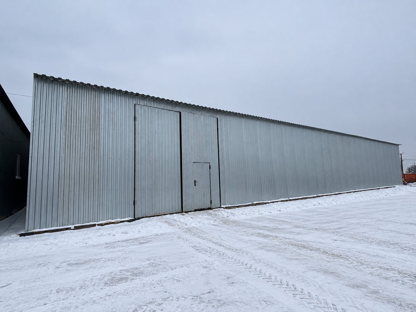 Ангар 12×33 м: распашные ворота с калиткой